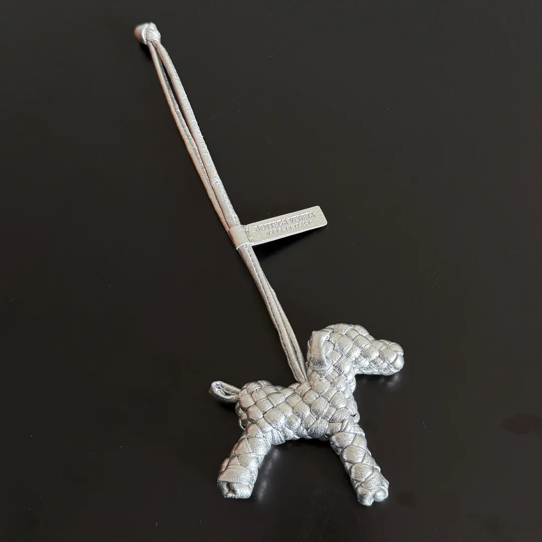 Batch 540 BOTTEGA VENETA2025 new puppy-shaped pendant braided puppy is now online😎The leather braided puppy-shaped pendant can be hung on any handbag, and it is as cute, delicate and colorful as it matches with a bag. Cute and cute, it will touch your heart at any time. It can be hung on bags or keychains. Who can resist such a cute puppy💓 Style number: 807068